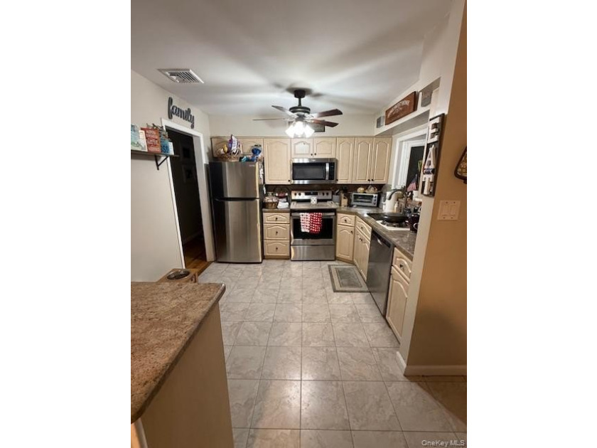 Welcome to this inviting 3 Bedroom/2 Bath ranch home offering - photo 3