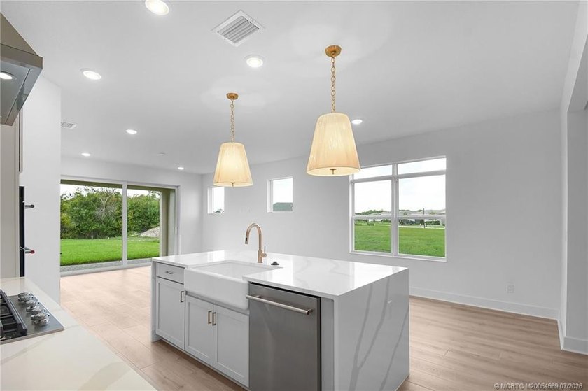 This 5 bedroom 3.5 bathroom home on an oversized lot is move-in - photo 16
