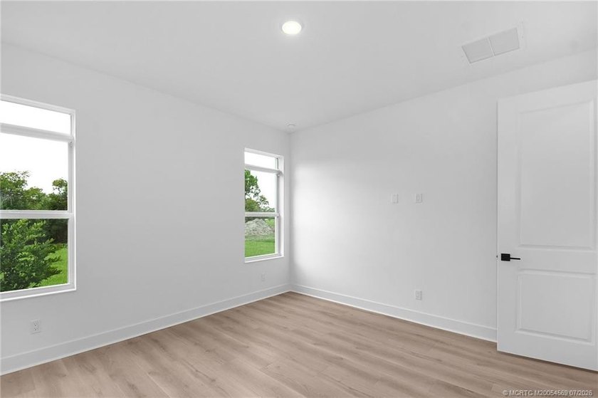 This 5 bedroom 3.5 bathroom home on an oversized lot is move-in - photo 19