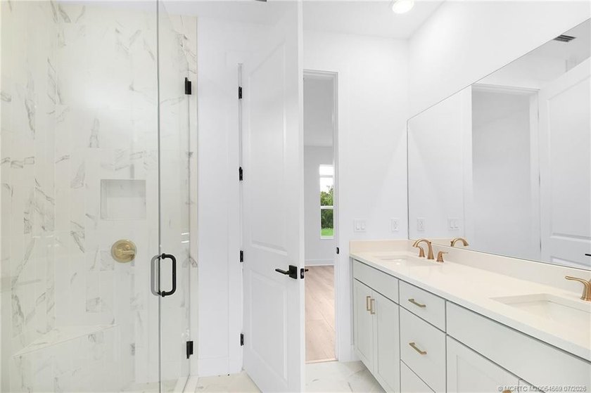 This 5 bedroom 3.5 bathroom home on an oversized lot is move-in - photo 23