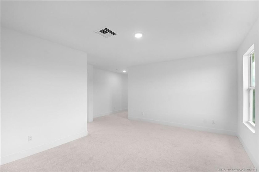 This 5 bedroom 3.5 bathroom home on an oversized lot is move-in - photo 26
