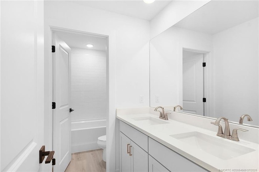 This 5 bedroom 3.5 bathroom home on an oversized lot is move-in - photo 33