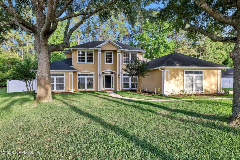 Welcome to this stately Florida home in the secluded community - photo 3