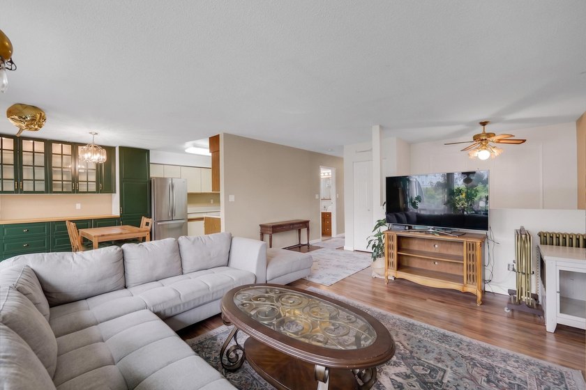 Beautiful corner home in sought-after MOUNTAIN VIEW PLACE! This - photo 2