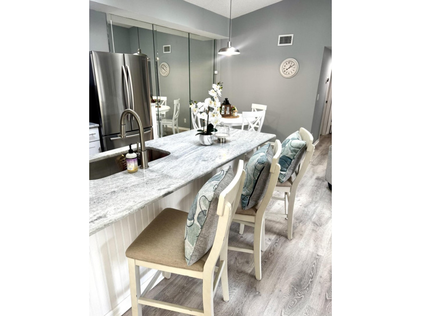 Completely remodeled 2 bedroom, 2 bath condo located on the 3rd - photo 3