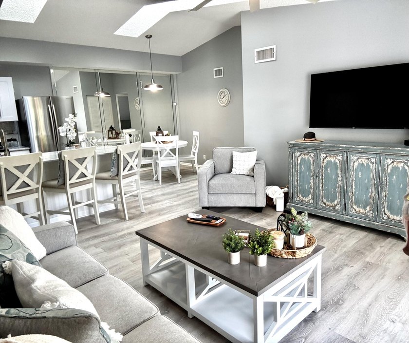 Completely remodeled 2 bedroom, 2 bath condo located on the 3rd - photo 4