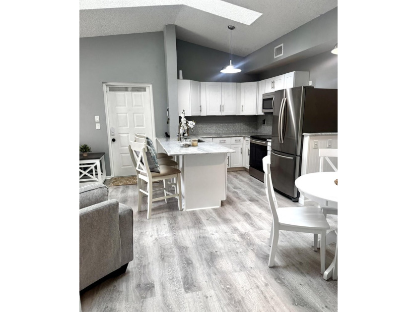 Completely remodeled 2 bedroom, 2 bath condo located on the 3rd - photo 7