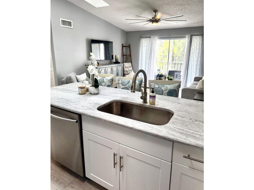 Completely remodeled 2 bedroom, 2 bath condo located on the 3rd - photo 10