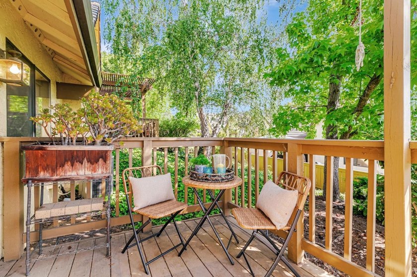 Looking for a spacious home for entertaining or work from home? - photo 35