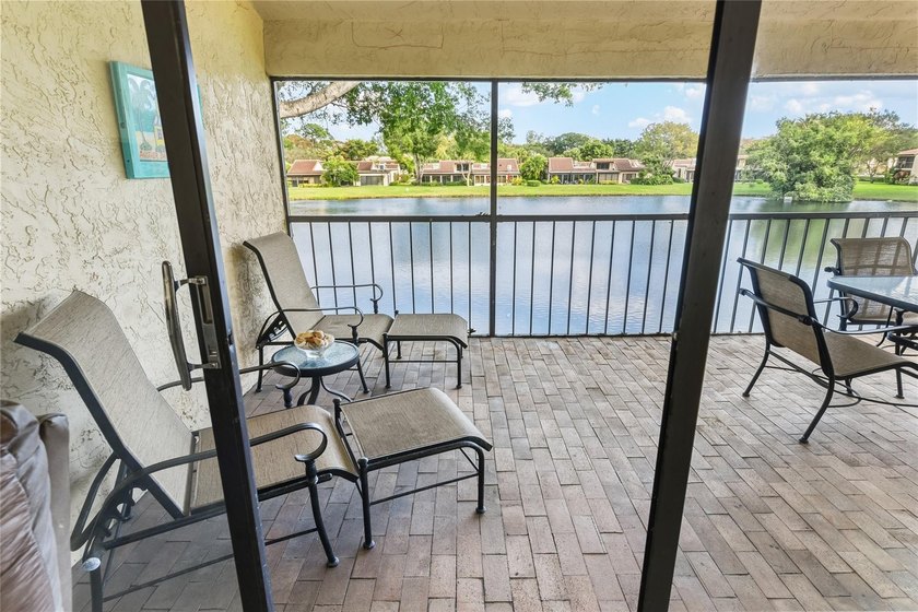 A well maintained, Move in ready, 3 bd, 2 bath unit with a - photo 8