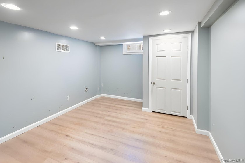 Beautifully maintained expanded Cape in Bay Shore offering 4 - photo 17