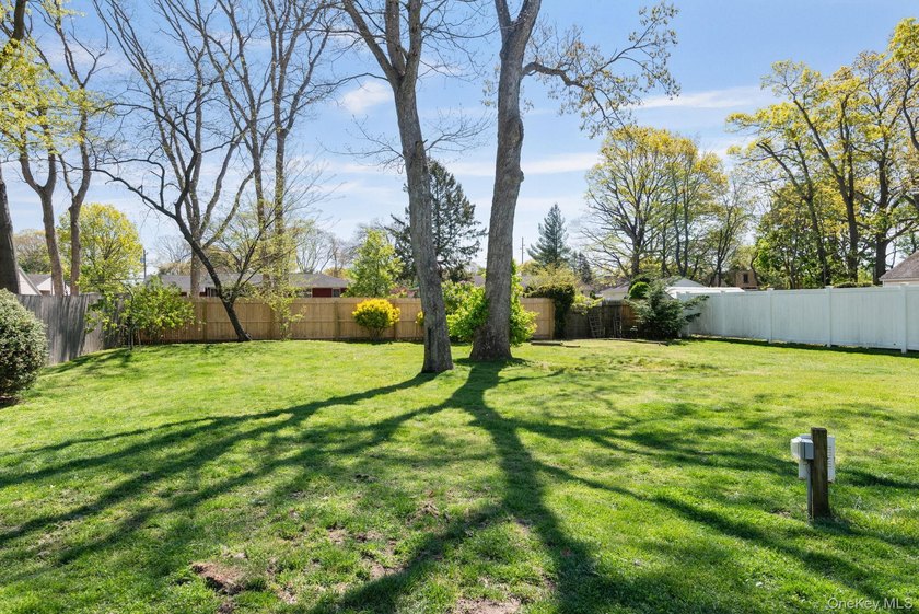 Beautifully maintained expanded Cape in Bay Shore offering 4 - photo 23