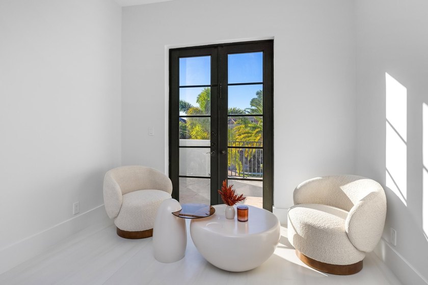 This classic Mediterranean estate in The Oaks has been - photo 17