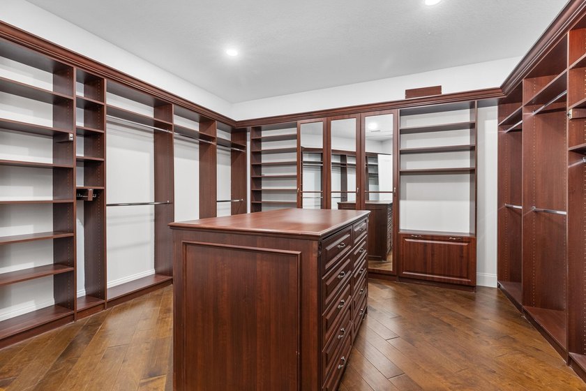This classic Mediterranean estate in The Oaks has been - photo 26
