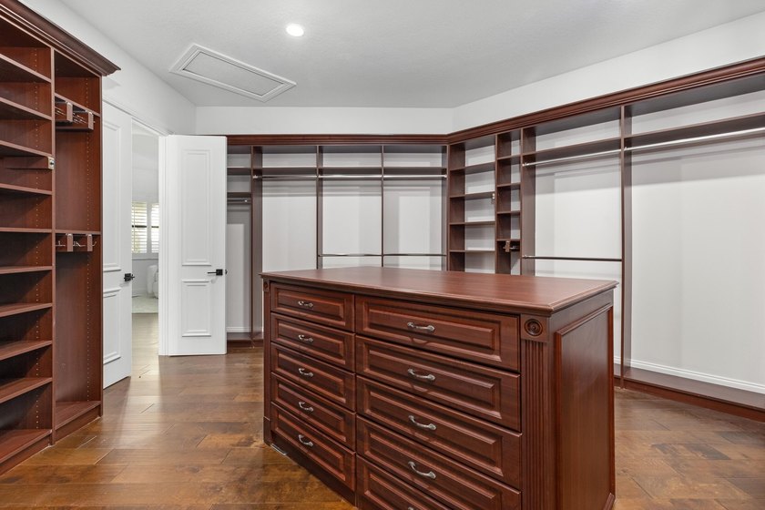 This classic Mediterranean estate in The Oaks has been - photo 27