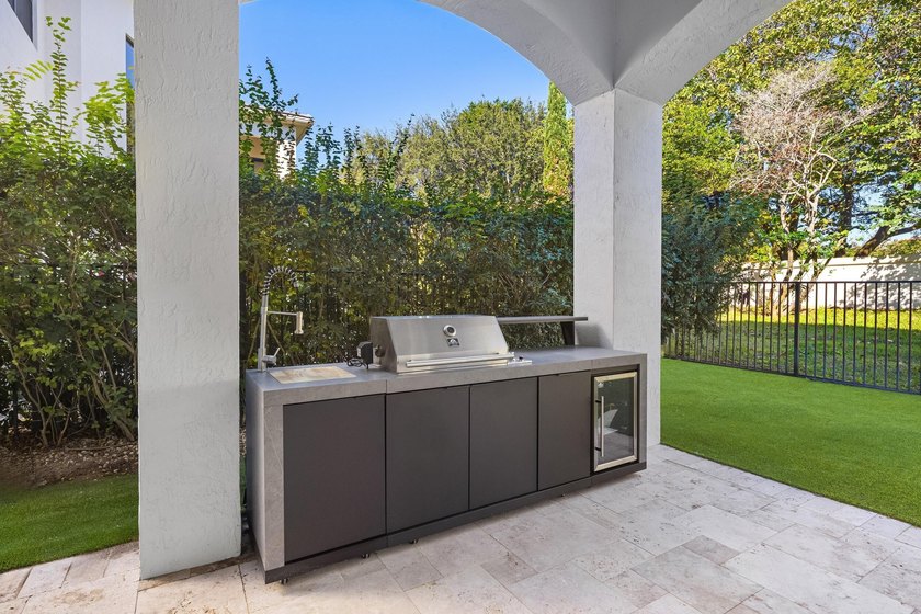 This classic Mediterranean estate in The Oaks has been - photo 34
