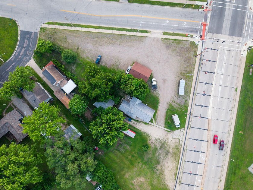 Commercial property with a 3 Bedroom house and 2 car garage - photo 4