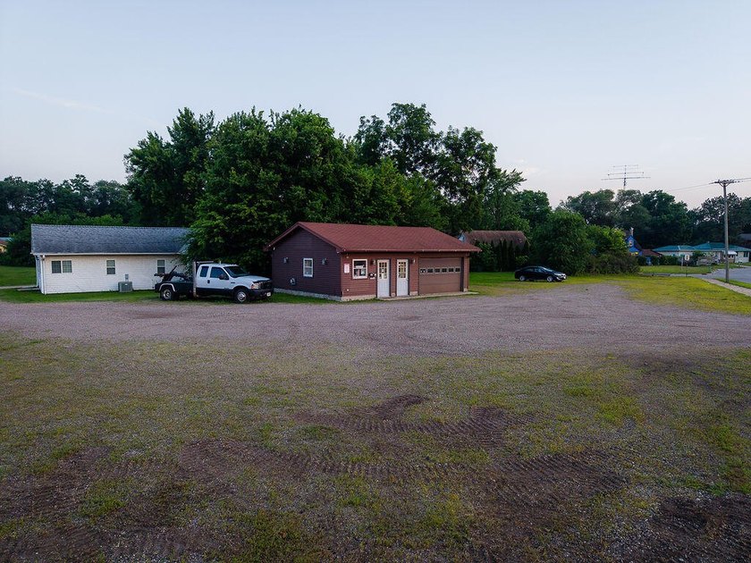 Commercial property with a 3 Bedroom house and 2 car garage - photo 5