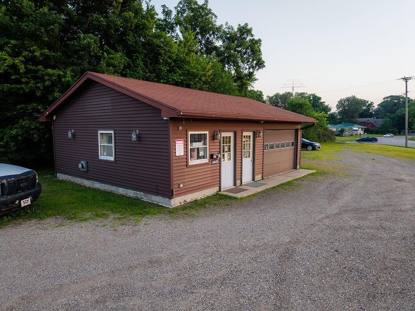 Commercial property with a 3 Bedroom house and 2 car garage - photo 6