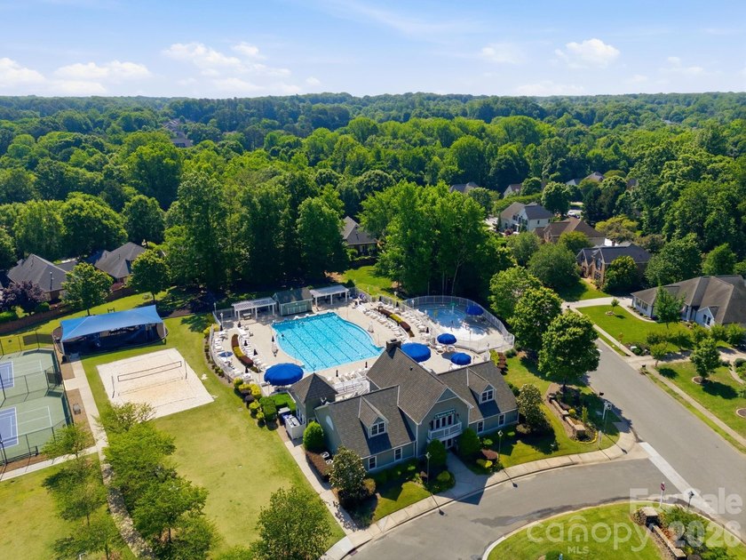 Welcome to 15704 Framingham Lane, a beautifully maintained home - photo 45
