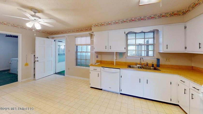 NEW TO THE MARKET! This fantastic home in coveted Pecan Park - photo 5