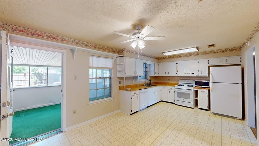 NEW TO THE MARKET! This fantastic home in coveted Pecan Park - photo 6