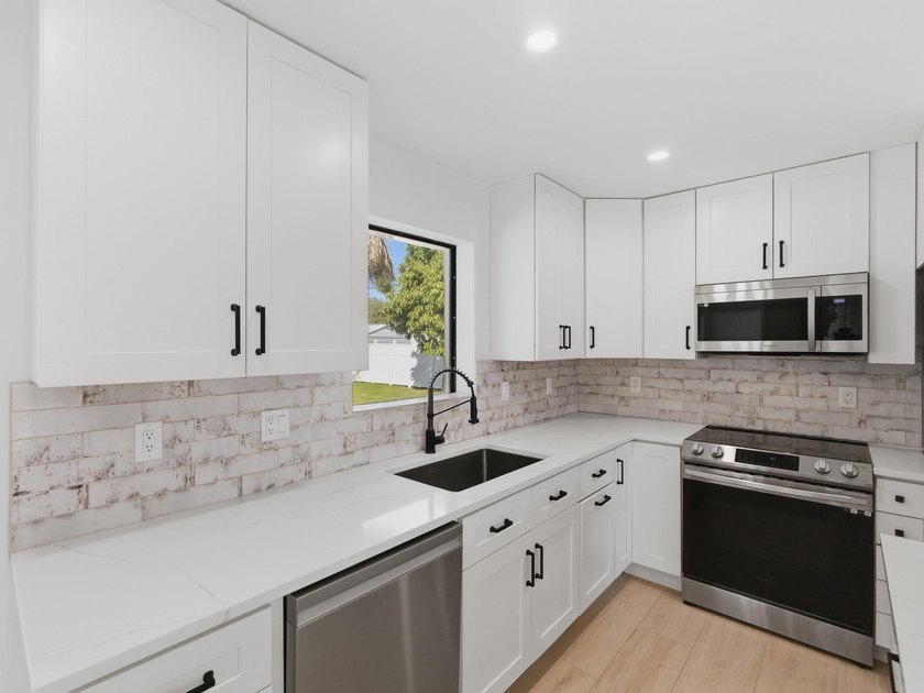 Fully remodeled in 2023, this Jupiter home feels like new - photo 11