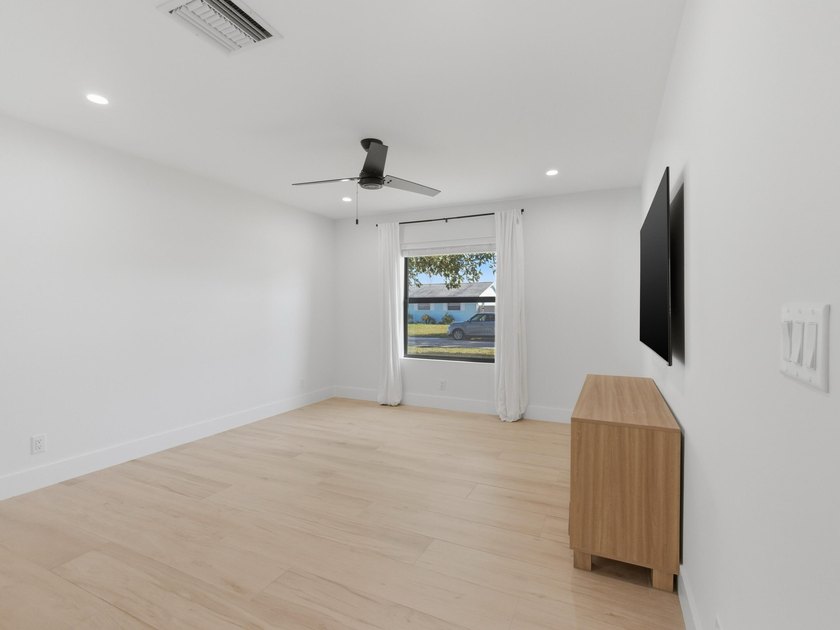 Fully remodeled in 2023, this Jupiter home feels like new - photo 17