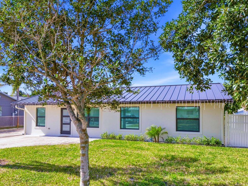 Fully remodeled in 2023, this Jupiter home feels like new - photo 32
