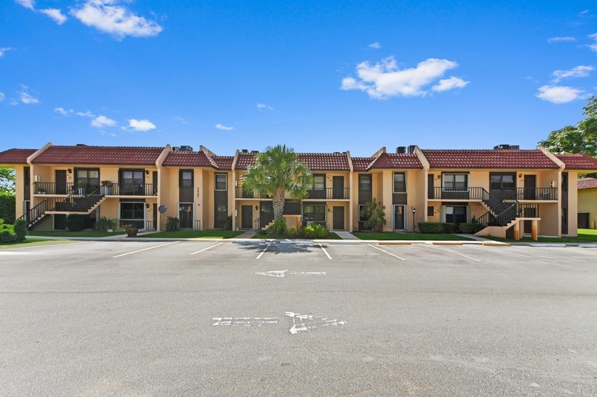 Discover this charming 2-bedroom, 2-bathroom ground floor - photo 3