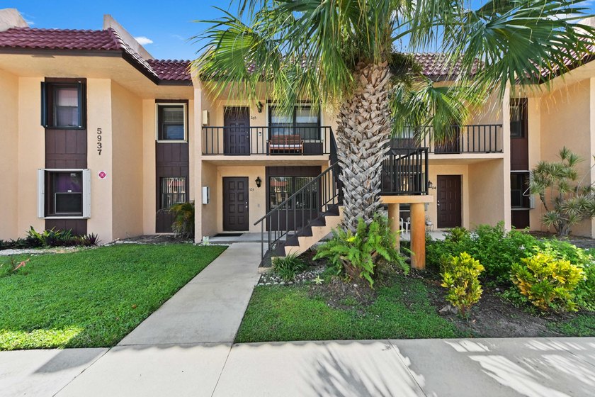 Discover this charming 2-bedroom, 2-bathroom ground floor - photo 4
