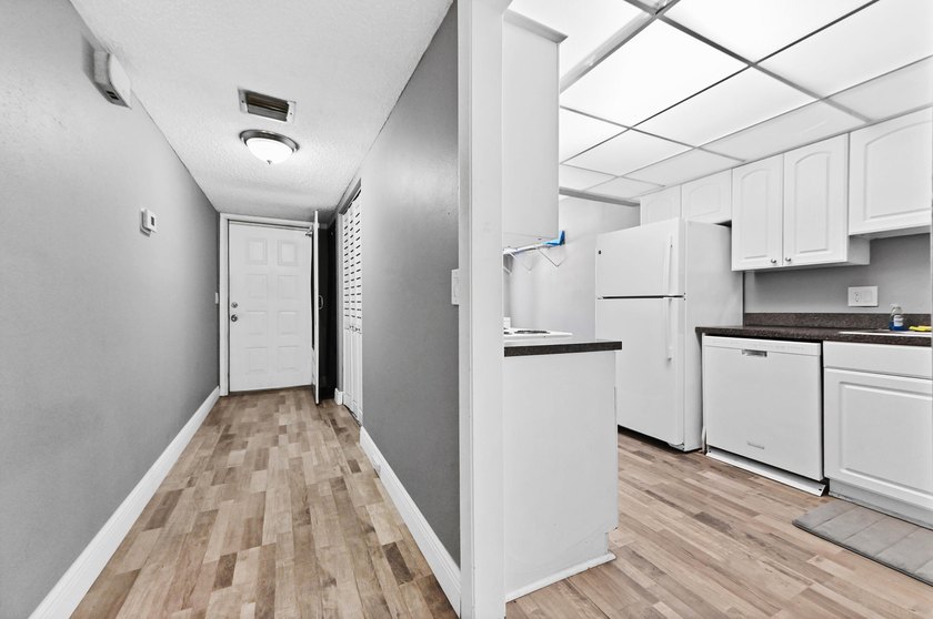Discover this charming 2-bedroom, 2-bathroom ground floor - photo 5
