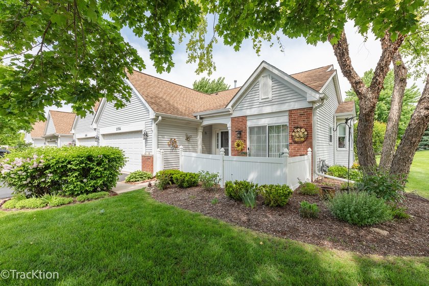 You will love this charming Villa Townhome in Carillon, an adult - photo 2