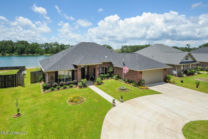 Beautiful 4br/3ba home nestled on a waterfront lot with - photo 2