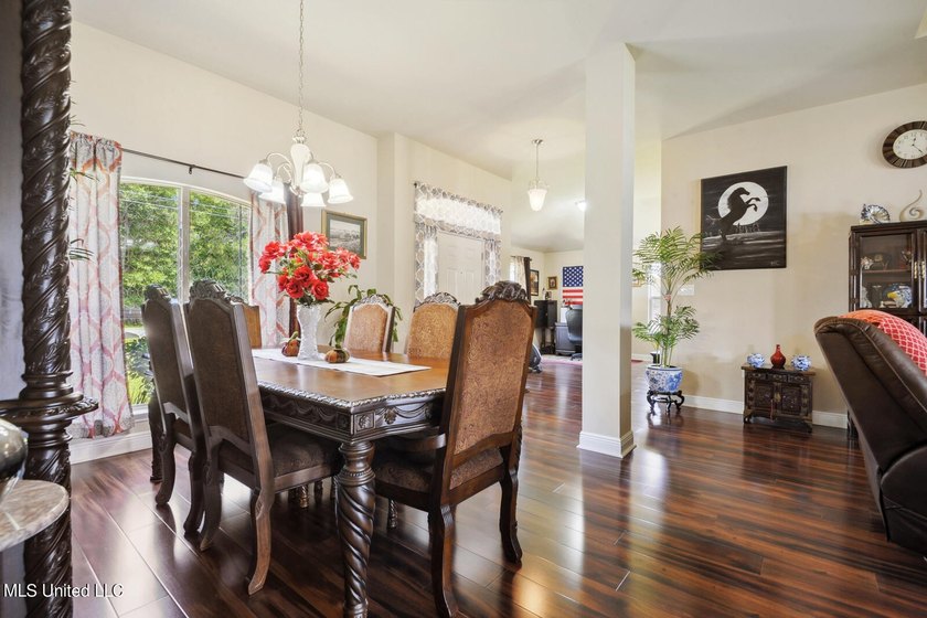 Beautiful 4br/3ba home nestled on a waterfront lot with - photo 4