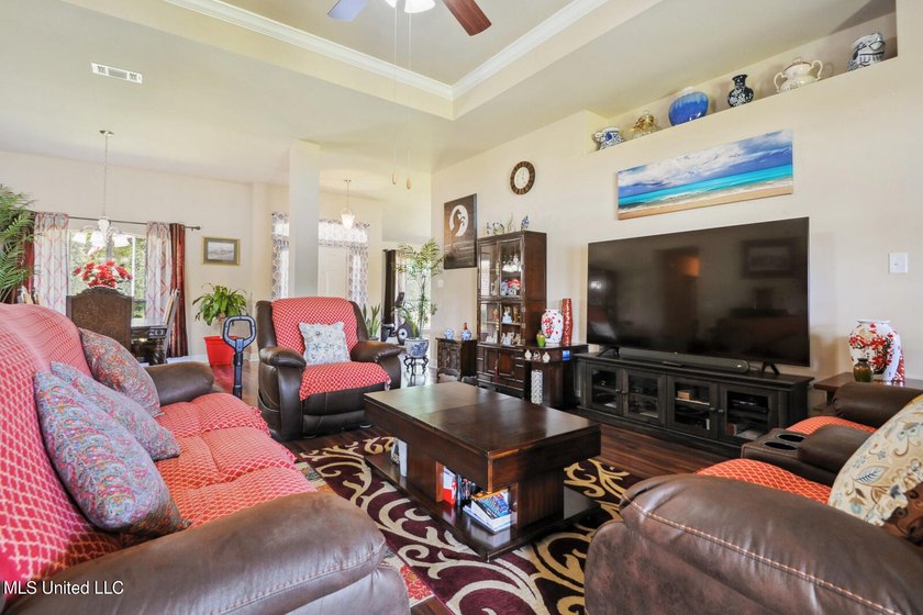 Beautiful 4br/3ba home nestled on a waterfront lot with - photo 5