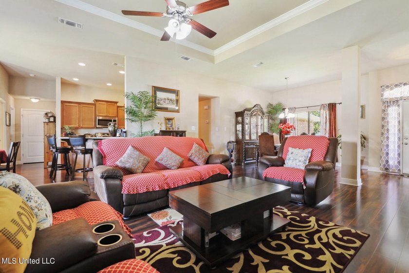 Beautiful 4br/3ba home nestled on a waterfront lot with - photo 6