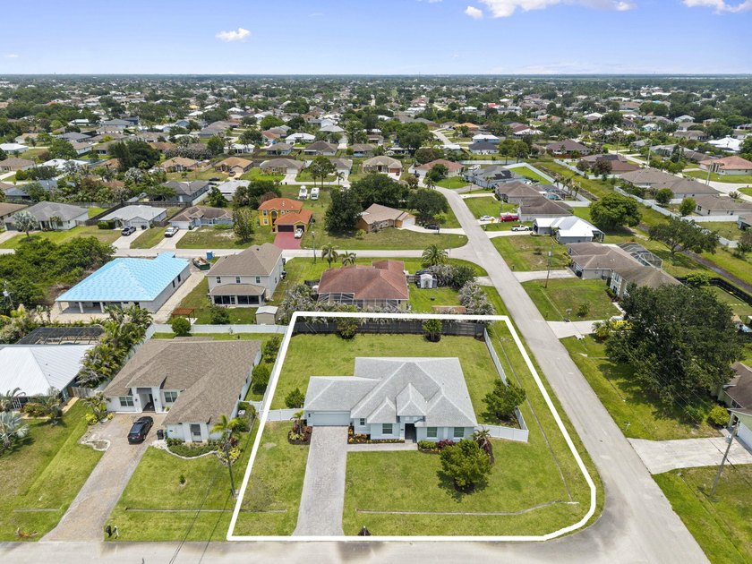 Welcome to this exceptional 2022 custom-built 4-bedroom, 3-bath - photo 4
