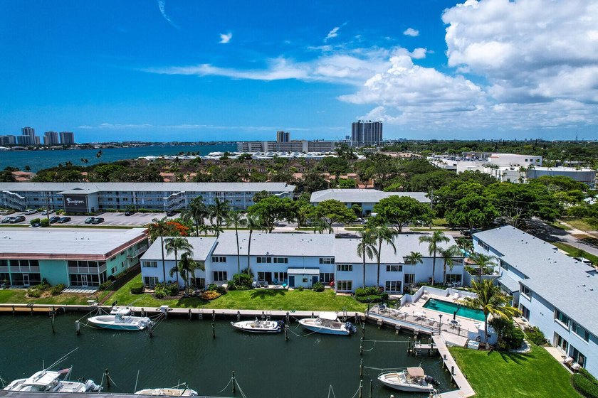 Light and bright Waterfront Condo with beautiful canal and boat - photo 11