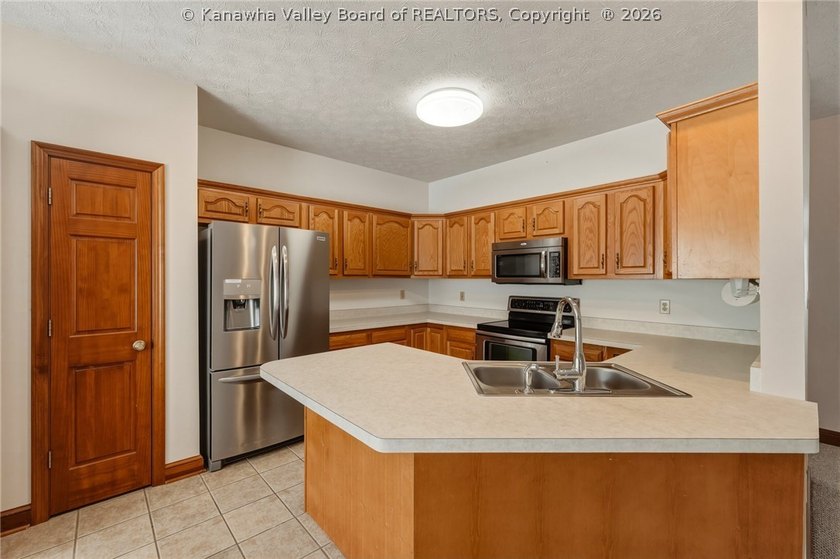 Welcome home to easy living! This beautifully designed home - photo 12