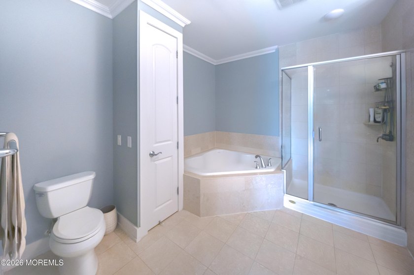 Just in time for summer! Fully renovated. Nothing to do but - photo 12
