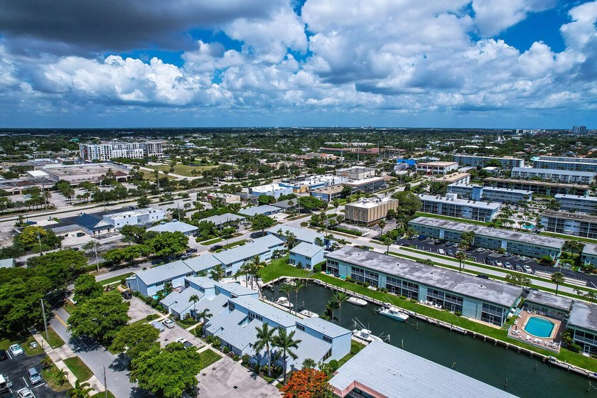 Light and bright Waterfront Condo with beautiful canal and boat - photo 13