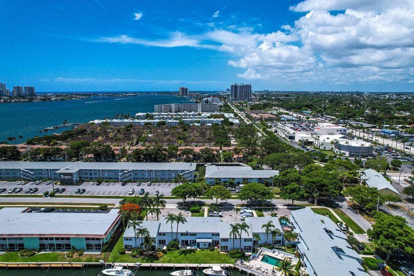 Light and bright Waterfront Condo with beautiful canal and boat - photo 14