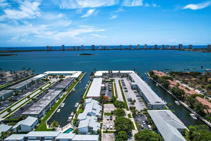 Light and bright Waterfront Condo with beautiful canal and boat - photo 15