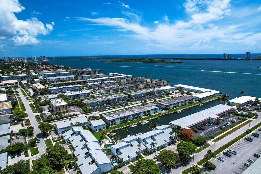 Light and bright Waterfront Condo with beautiful canal and boat - photo 16