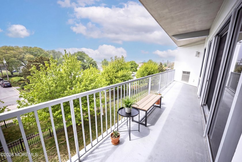 Just in time for summer! Fully renovated. Nothing to do but - photo 17