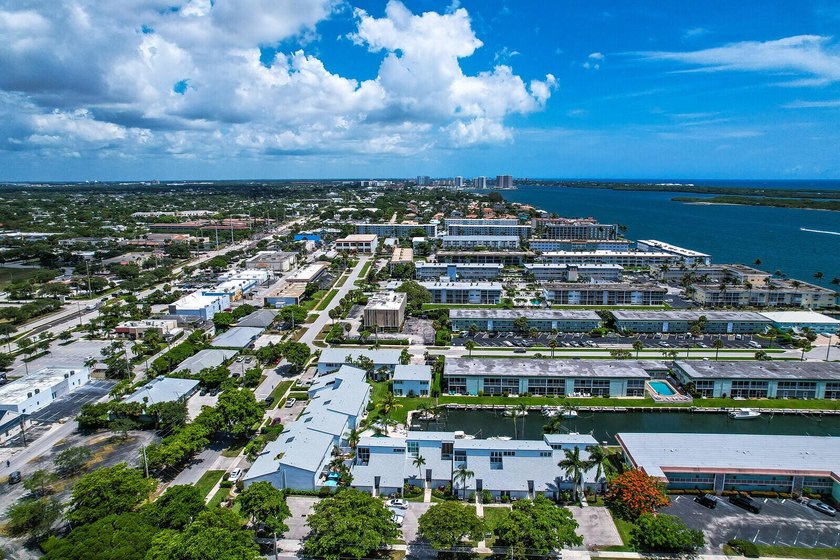 Light and bright Waterfront Condo with beautiful canal and boat - photo 17