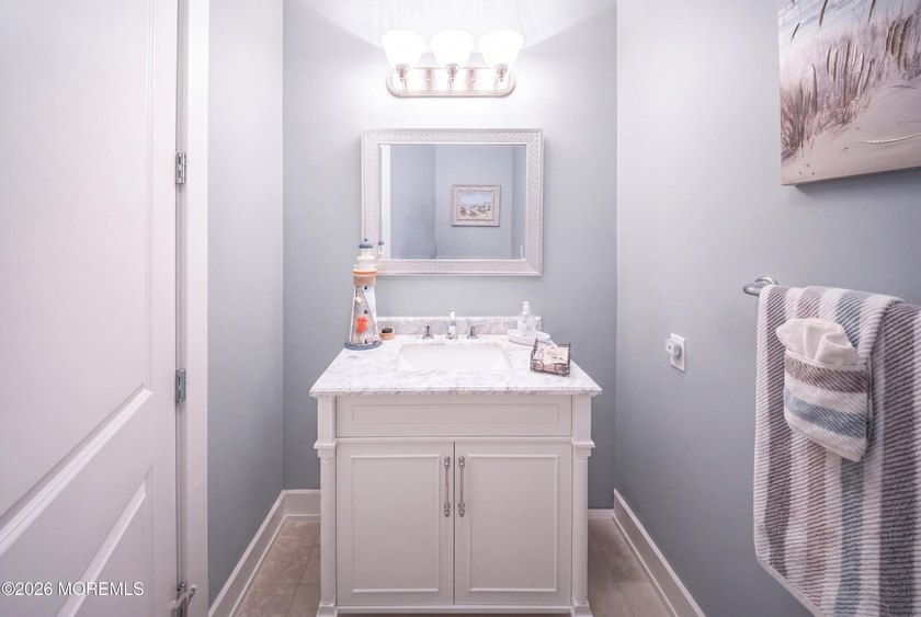 Just in time for summer! Fully renovated. Nothing to do but - photo 18