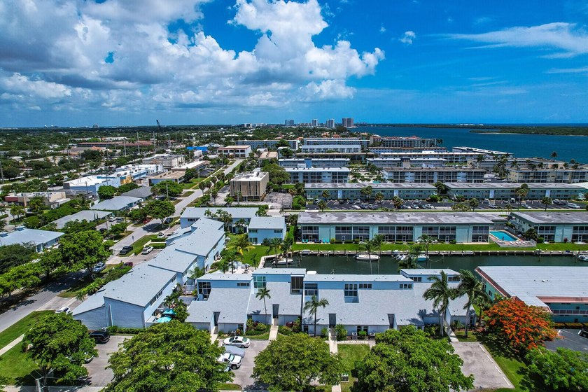 Light and bright Waterfront Condo with beautiful canal and boat - photo 18