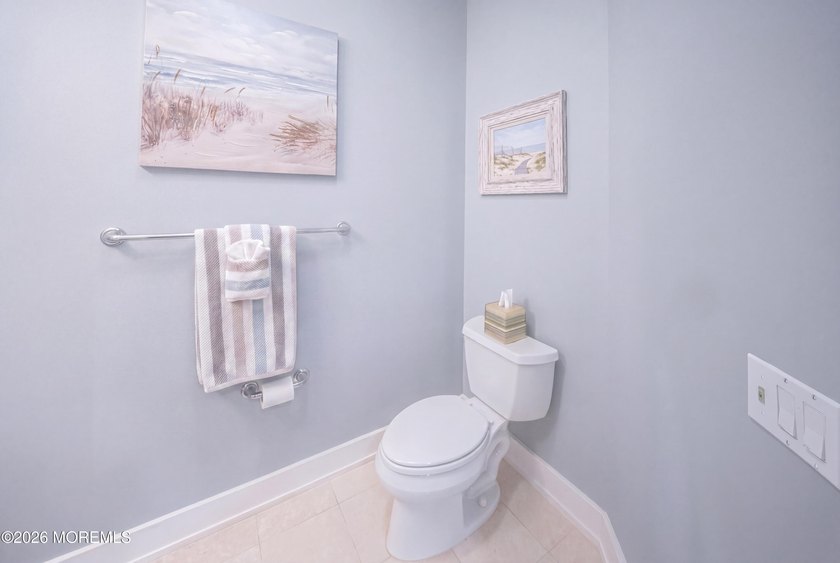 Just in time for summer! Fully renovated. Nothing to do but - photo 19